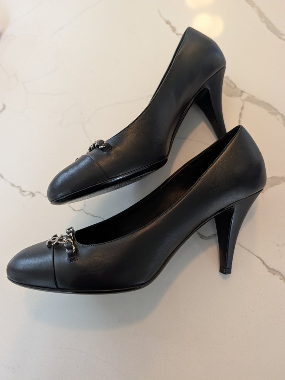 Chanel 2010 Black Lambskin Chain Logo Pumps EU 39 like new! - Picture 5 of 7